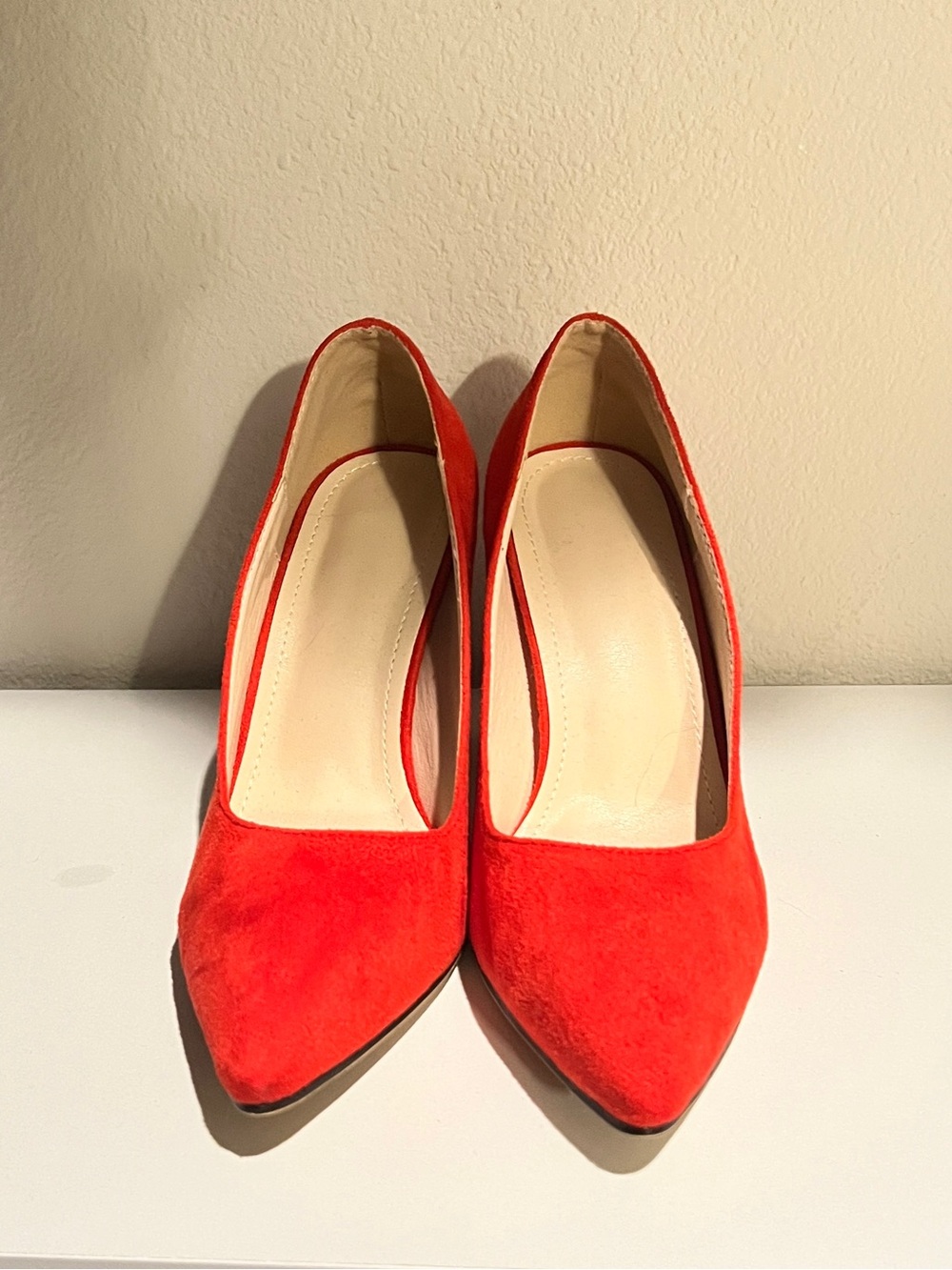 Classic Pointed-Toe Women's Pumps in Red
